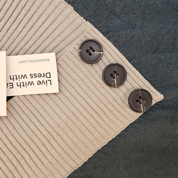 NWT BloomChic v neck two tone sweater sz. 10 or L Plus Size - Picture 7 of 7